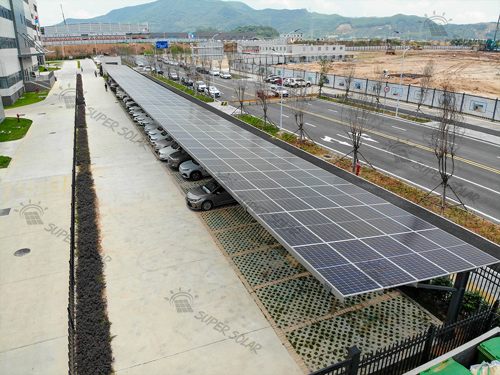 Sistema solar de 120KW em estacionamento de aço na China