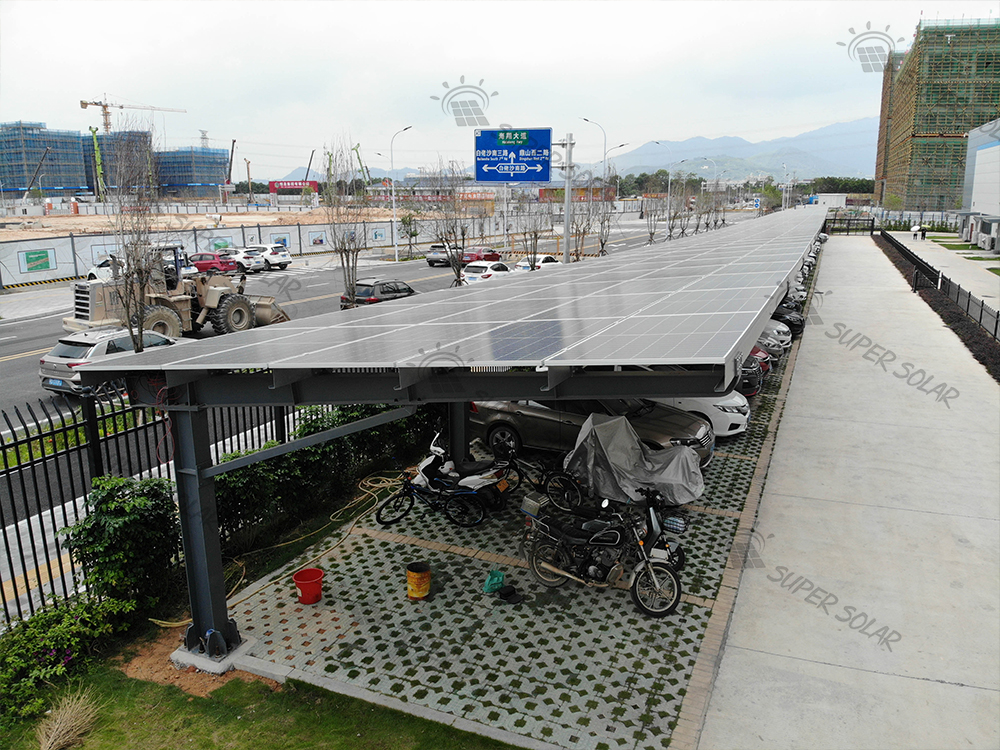 Sistema solar de 120KW em estacionamento de aço na China