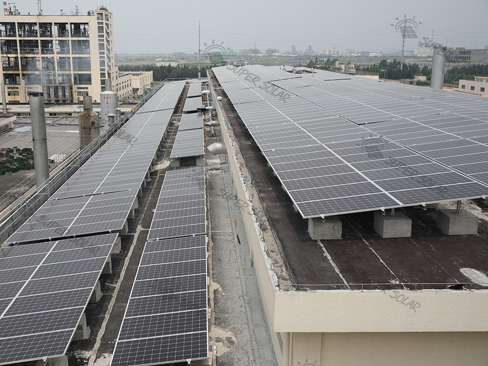 Cina 3,7 MW tetto in metallo su sistema solare a rete