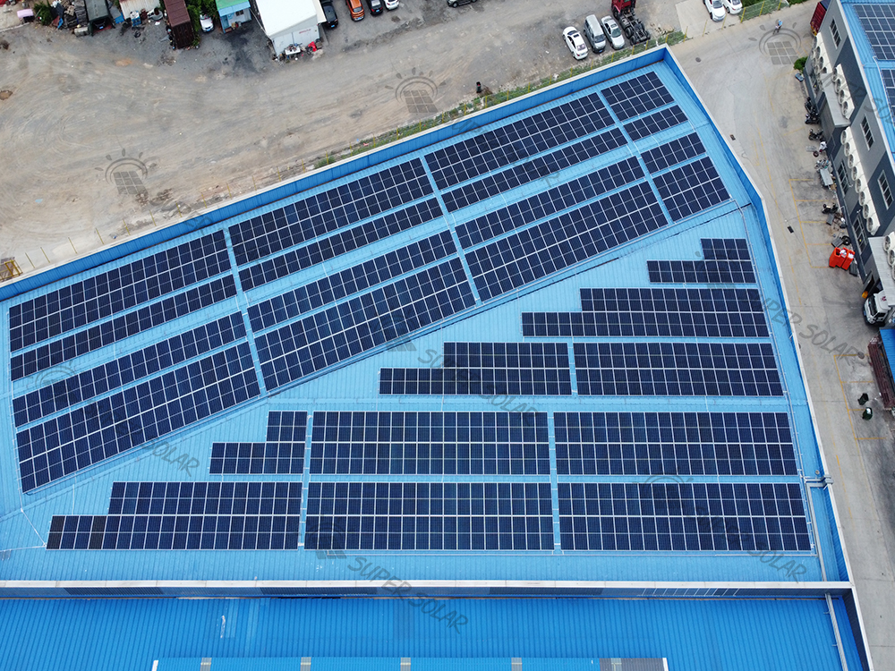 نظام طاقة شمسية بقدرة 2.2MW على سطح معدني في الصين