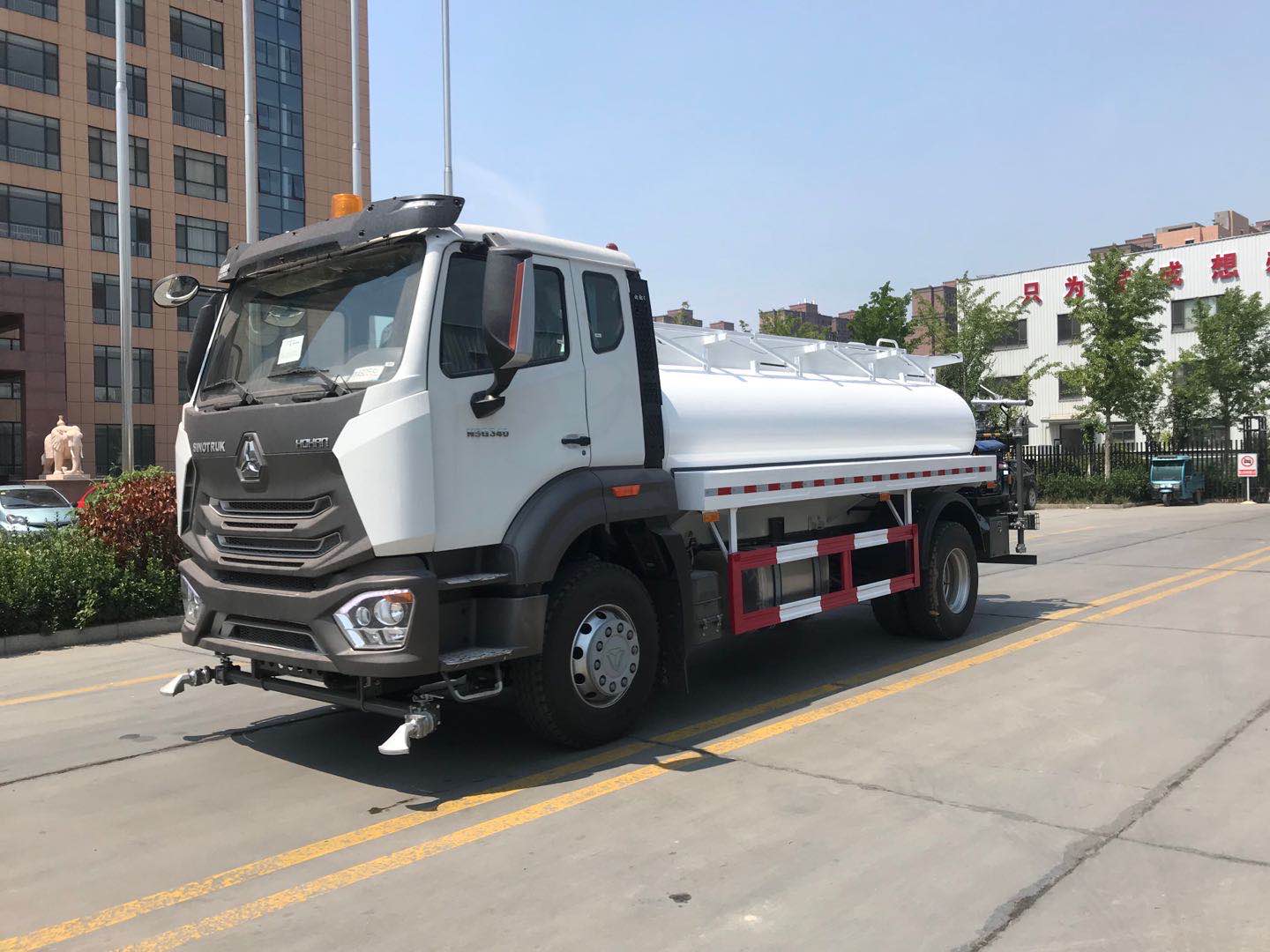 Hohan 6x4 water tanker truck.jpg