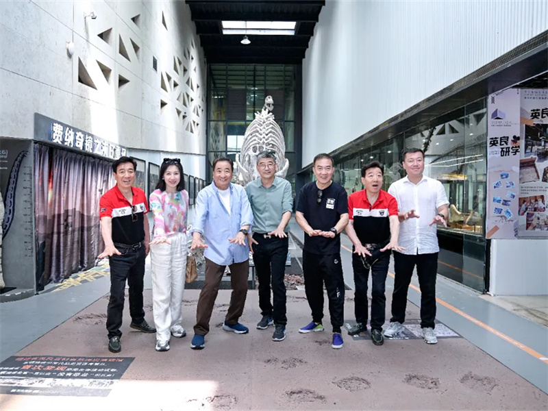 El reconocido artista de xiangsheng y actor nacional de primera categoría Jiang Kun visita el Grupo Yingliang para un intercambio y debate