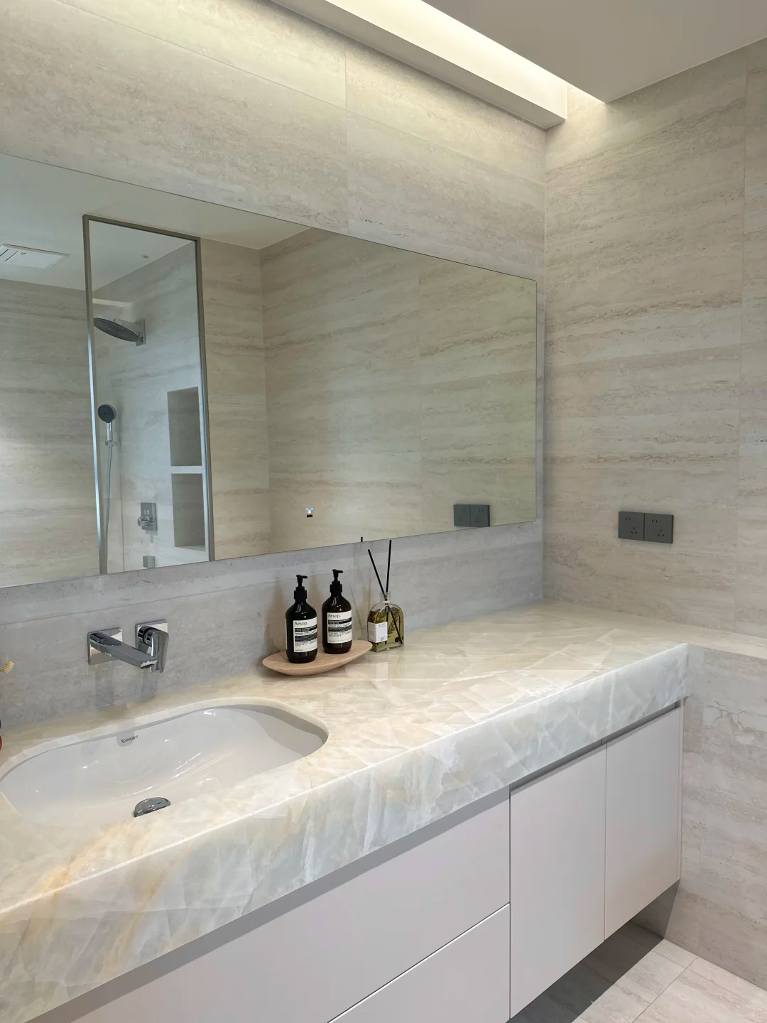 How to Achieve a Timeless Look with White Marble Bathroom Tiles in Your Bathroom