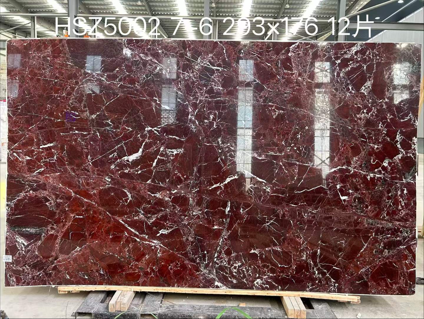 Comment le marbre rouge rehausse-t-il l’attrait esthétique dans la conception résidentielle