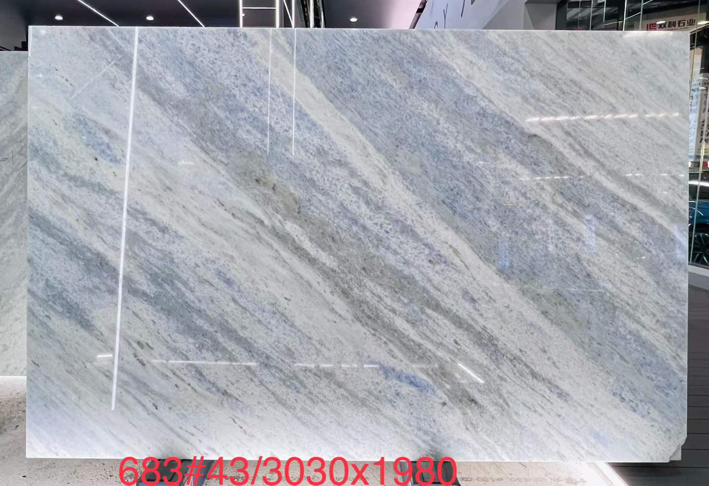 Xu hướng thiết kế mới nổi nào đang xuất hiện đối với gạch ốp lát đá cẩm thạch trắng và xanh trong năm 2024?