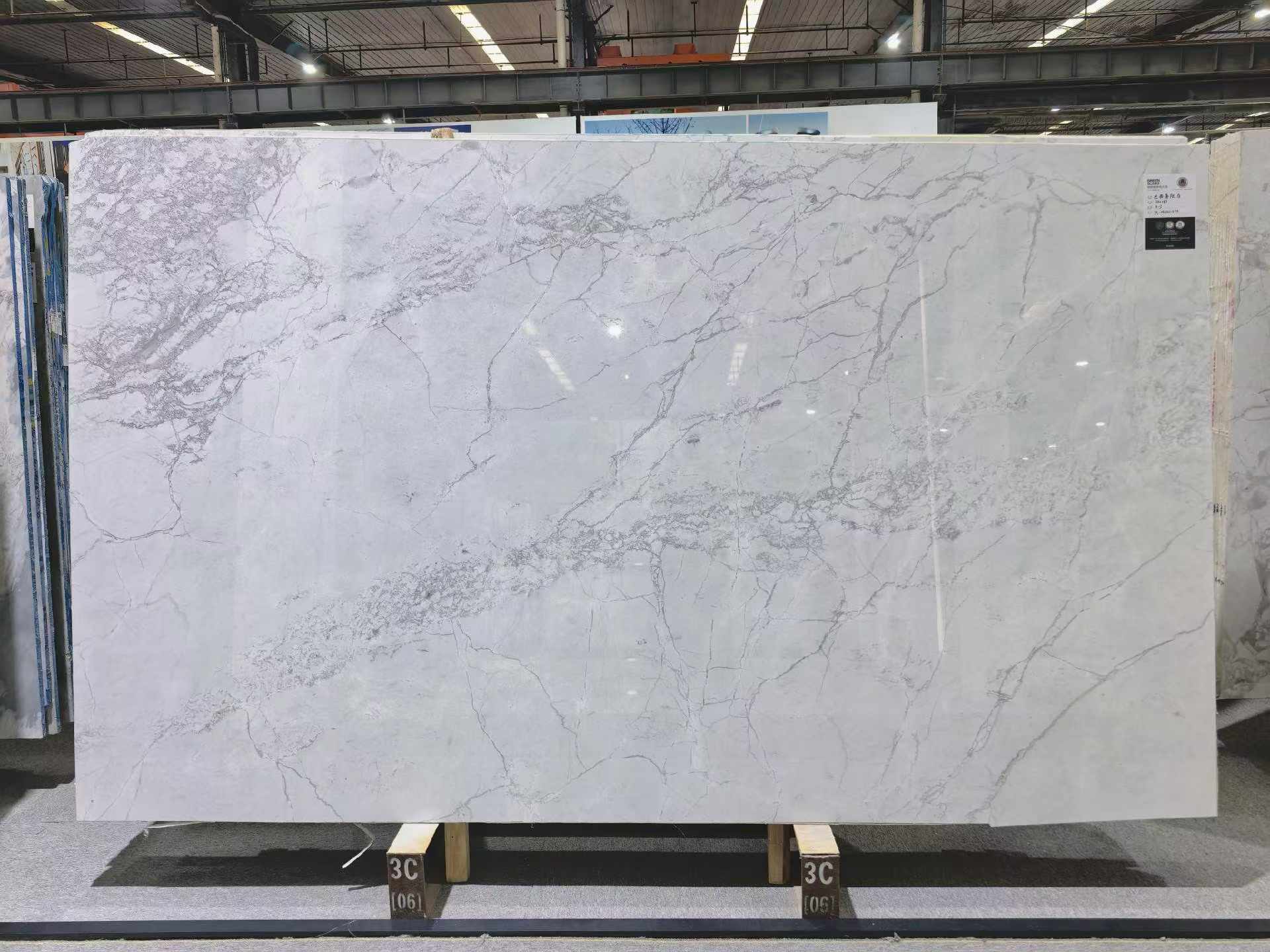 Hvordan Super White Quartzit skiller sig ud blandt andre naturlige sten