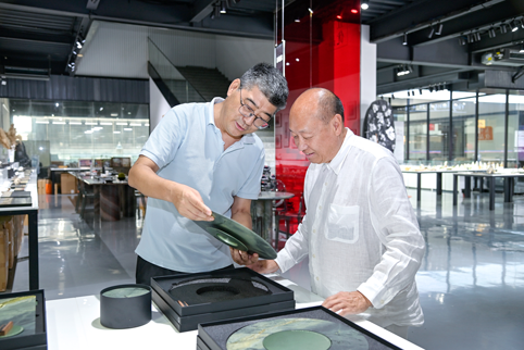 Visite de personnalités célèbres | Le célèbre designer chinois internationalement reconnu, M. Lu Zhirong, a visité le Groupe Yingliang pour une visite et un échange
