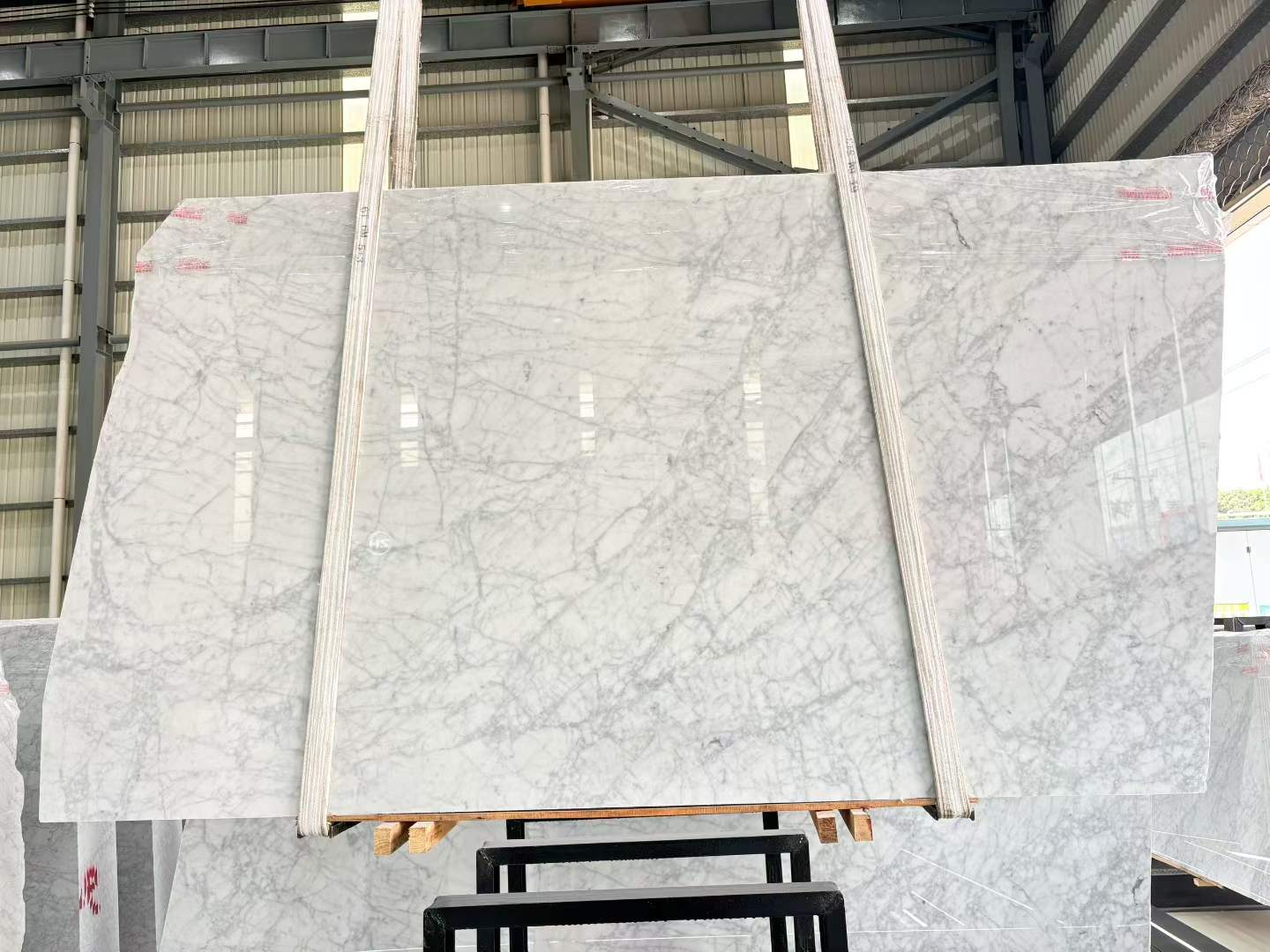 Biały granit marmurowy w nowoczesnych projektach wnętrz domowych