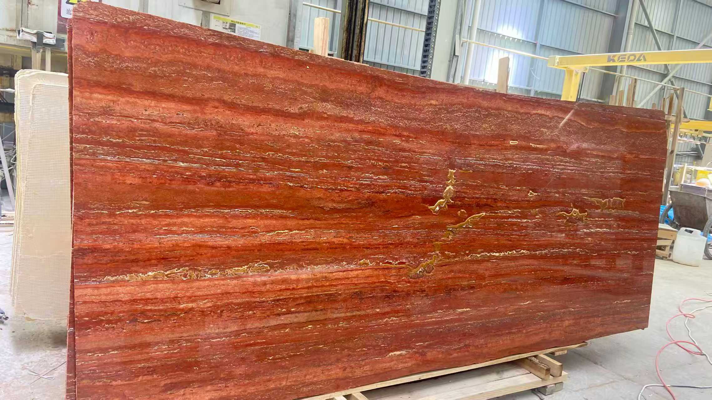 Comment le travertin rouge rehausse-t-il l’attrait esthétique des espaces extérieurs