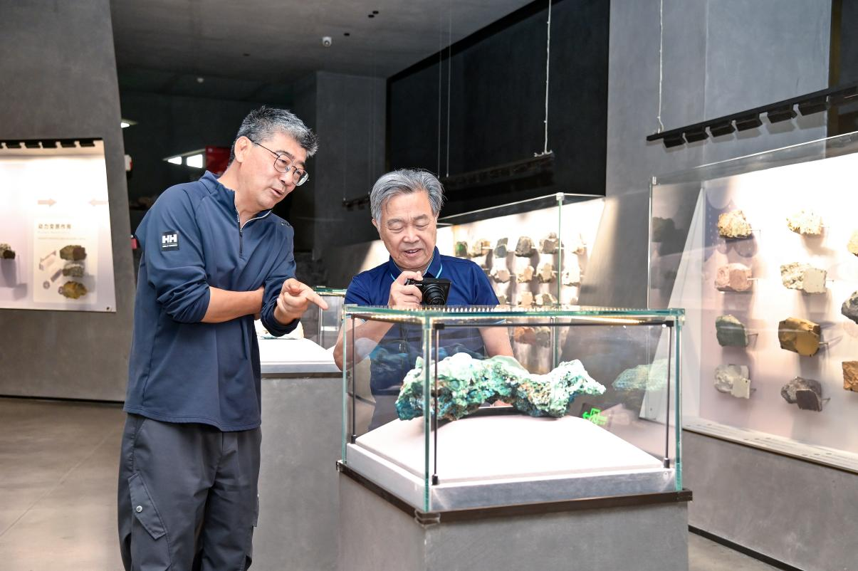 Academician of the Chinese Academy of Sciences and BGI Chairman Yang Huanming Visits Yingliang Group for Guidance.png