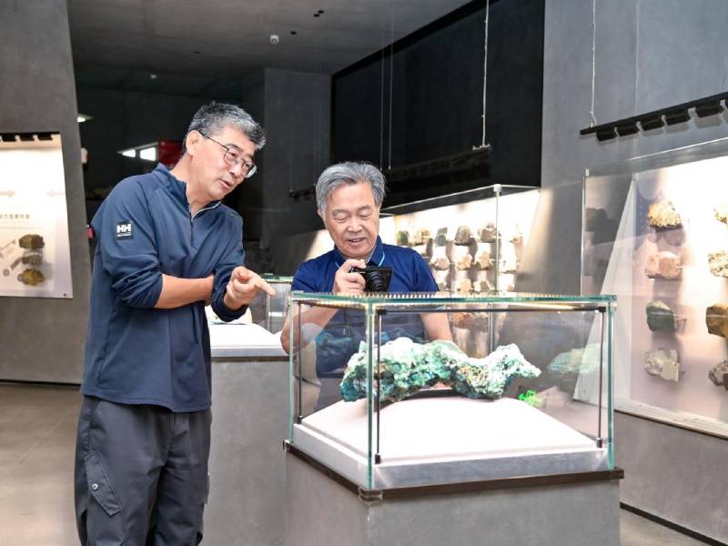 Academician of the Chinese Academy of Sciences and BGI Chairman Yang Huanming Visits Yingliang Group for Guidance