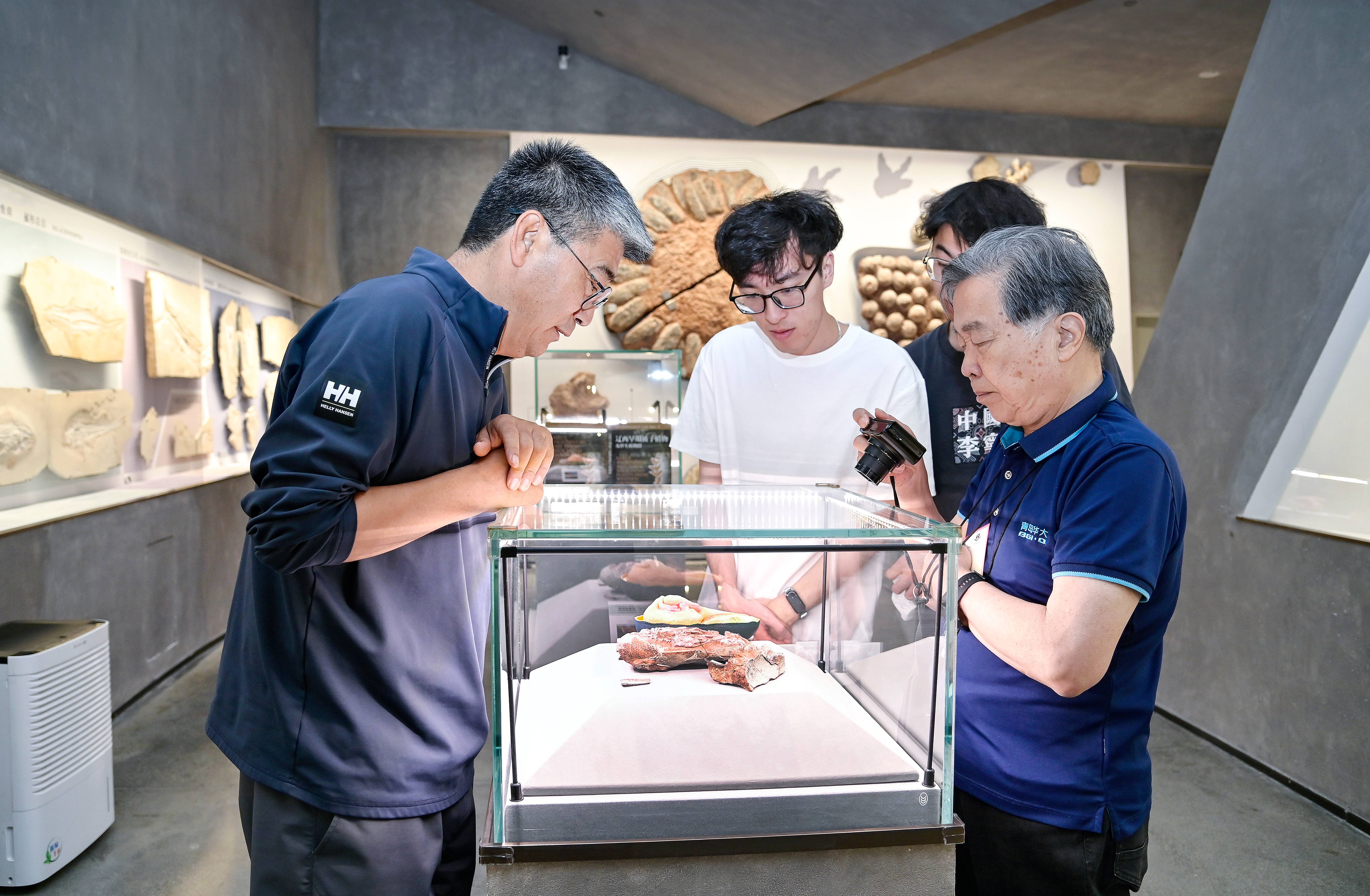 Academician of the Chinese Academy of Sciences and BGI Chairman Yang Huanming Visits Yingliang Group for Guidance2.jpg