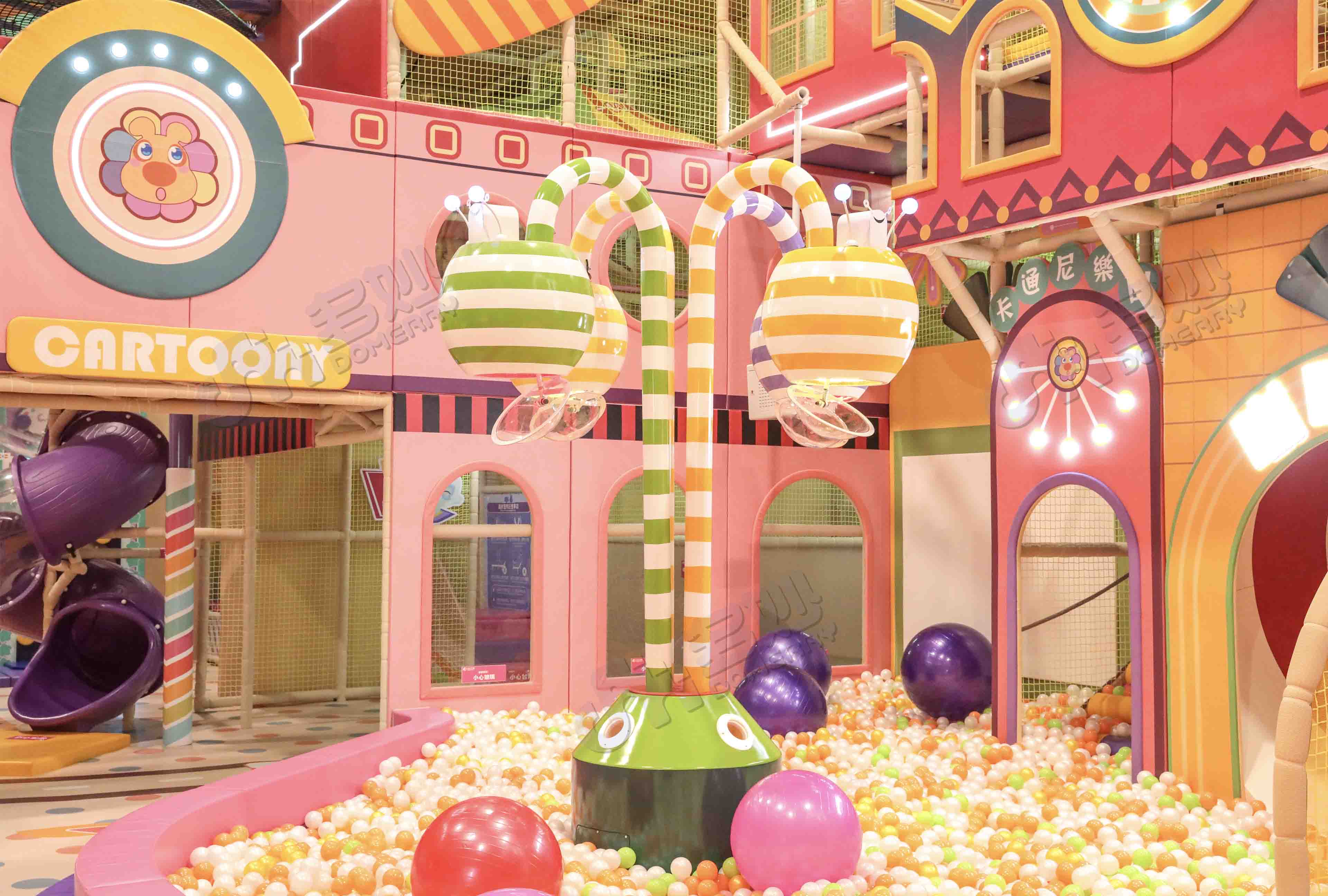 Centro de jogos com tema circense colorido