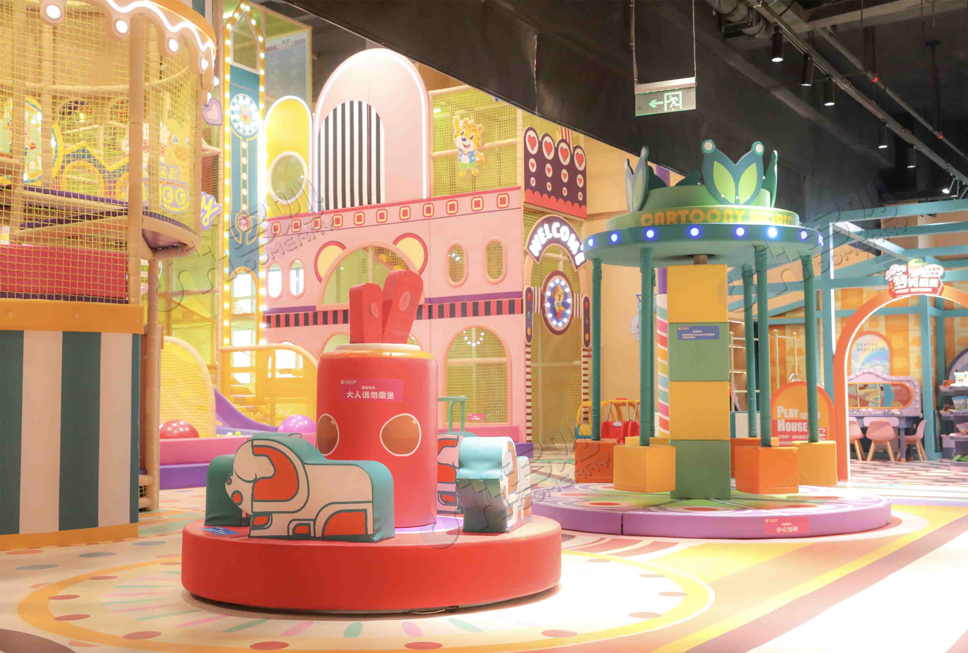 Centro de jogos com tema circense colorido