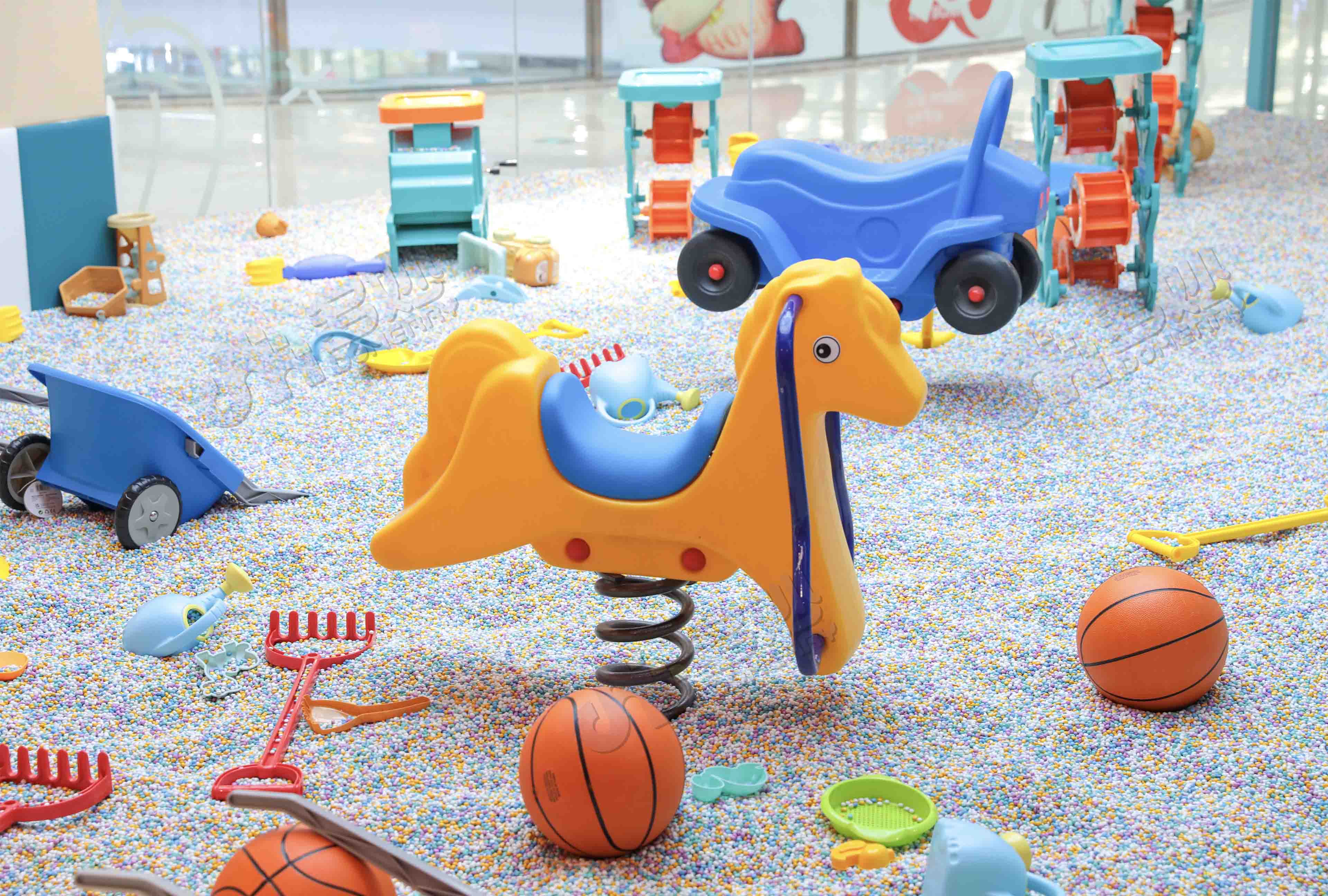 Centro de jogos com tema circense colorido