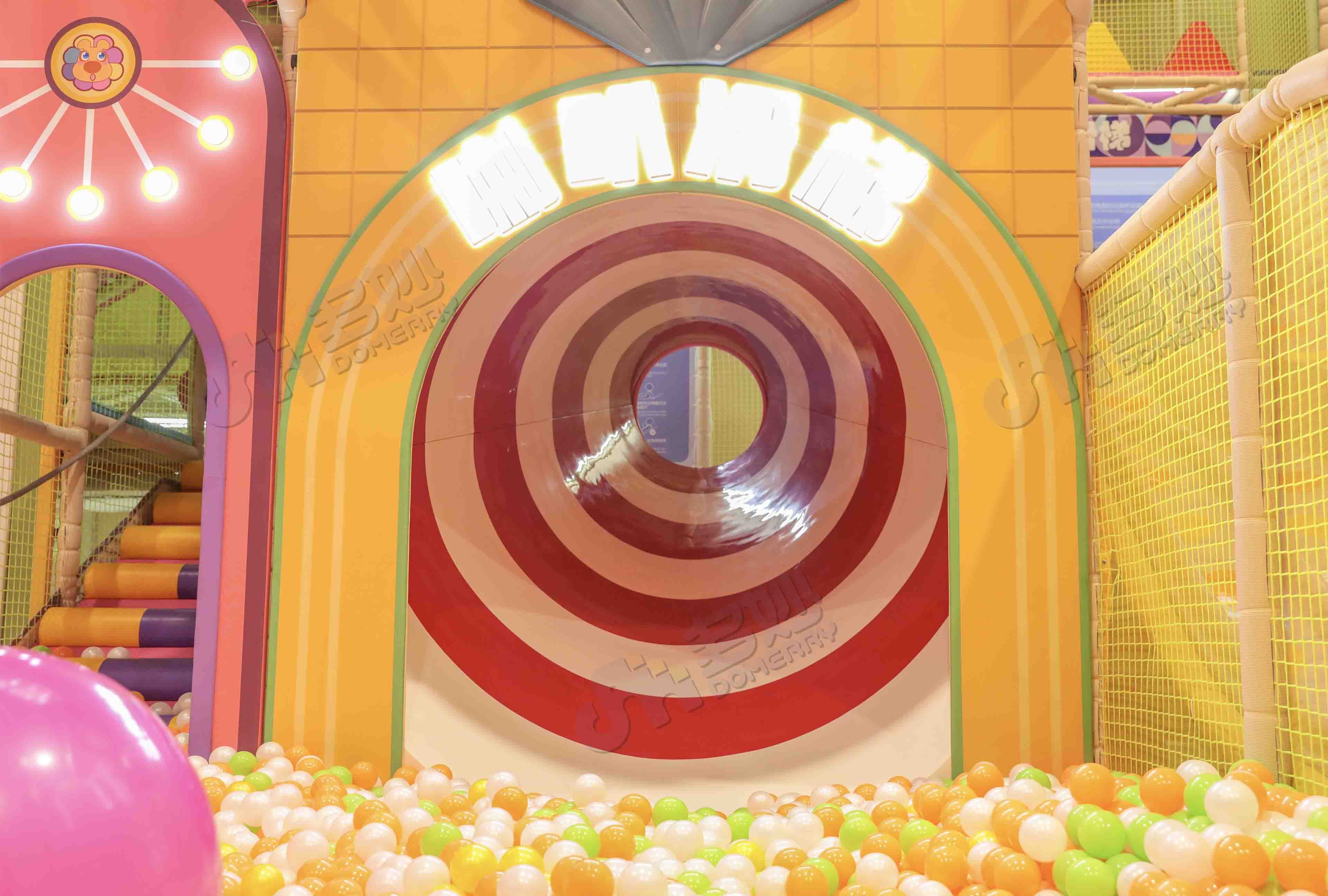 Centro de jogos com tema circense colorido