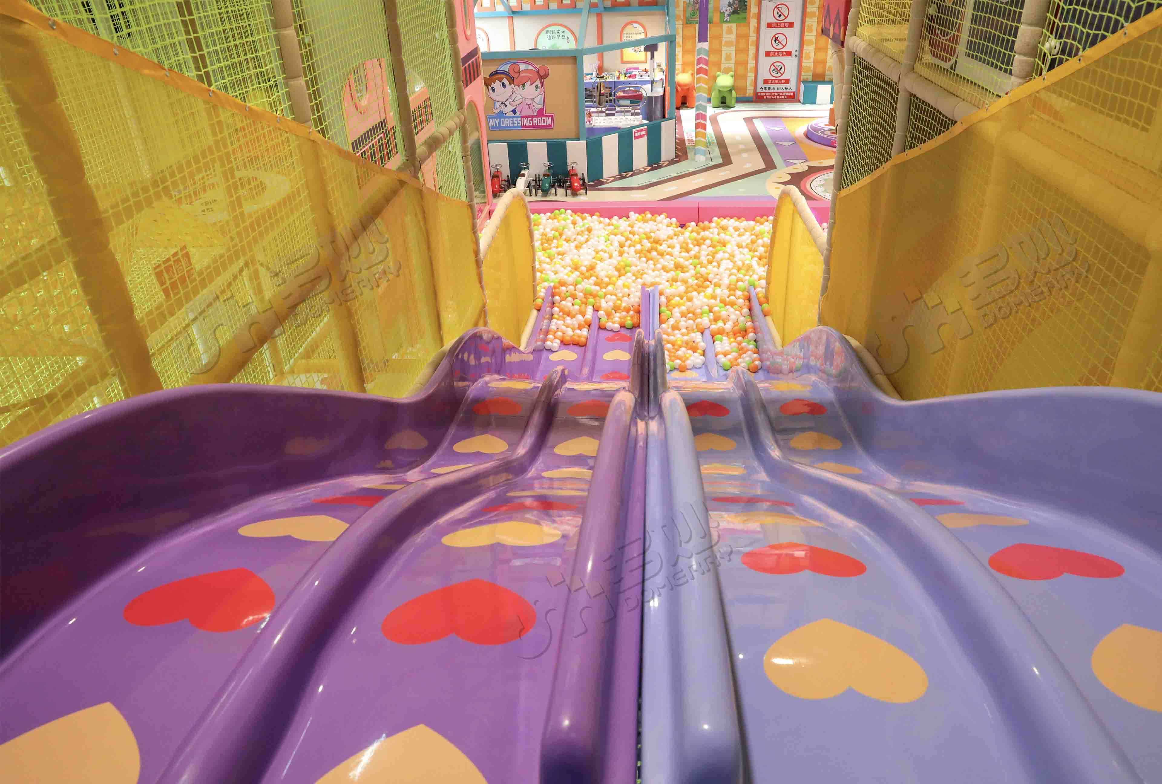 Centro de jogos com tema circense colorido