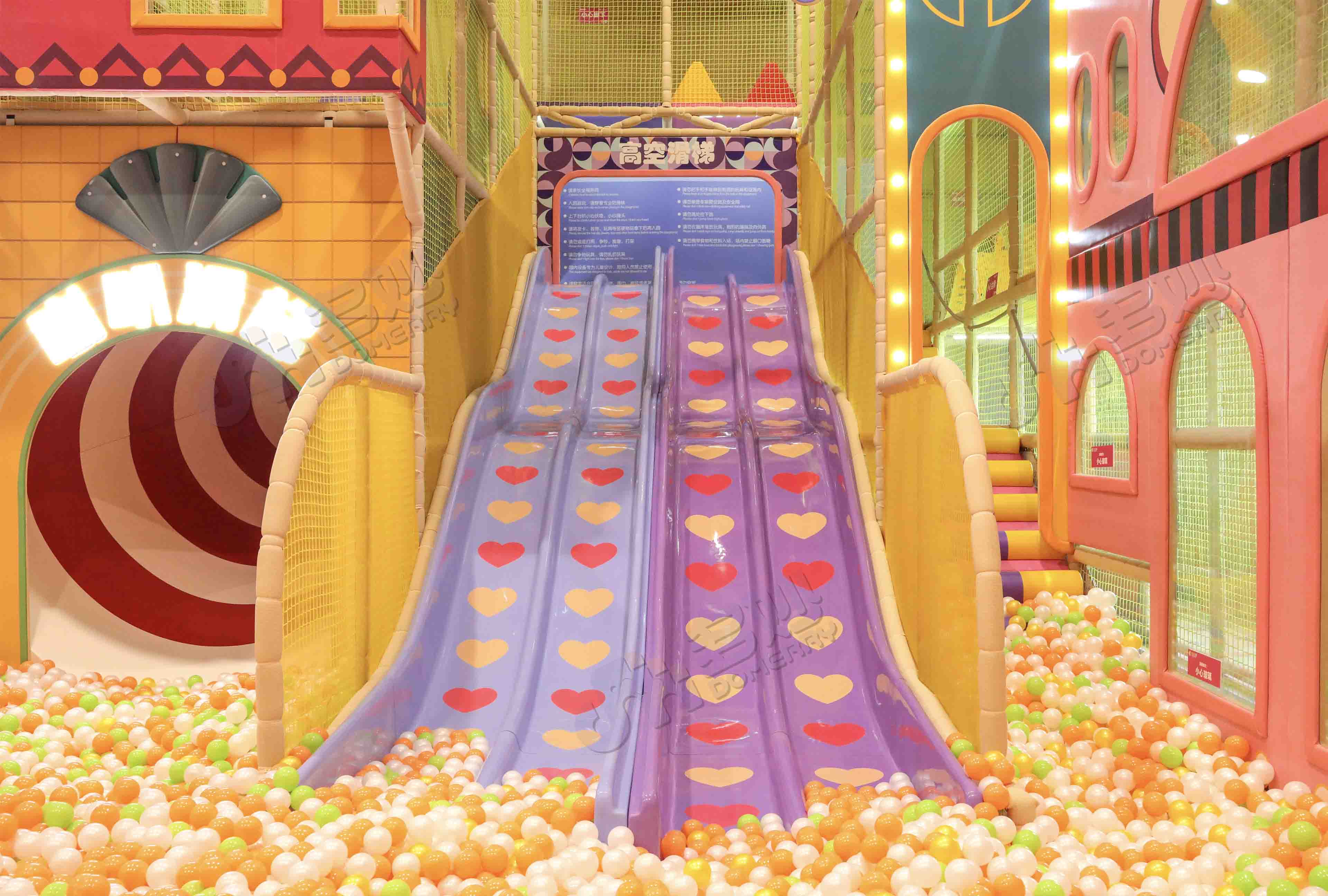 Centro de jogos com tema circense colorido