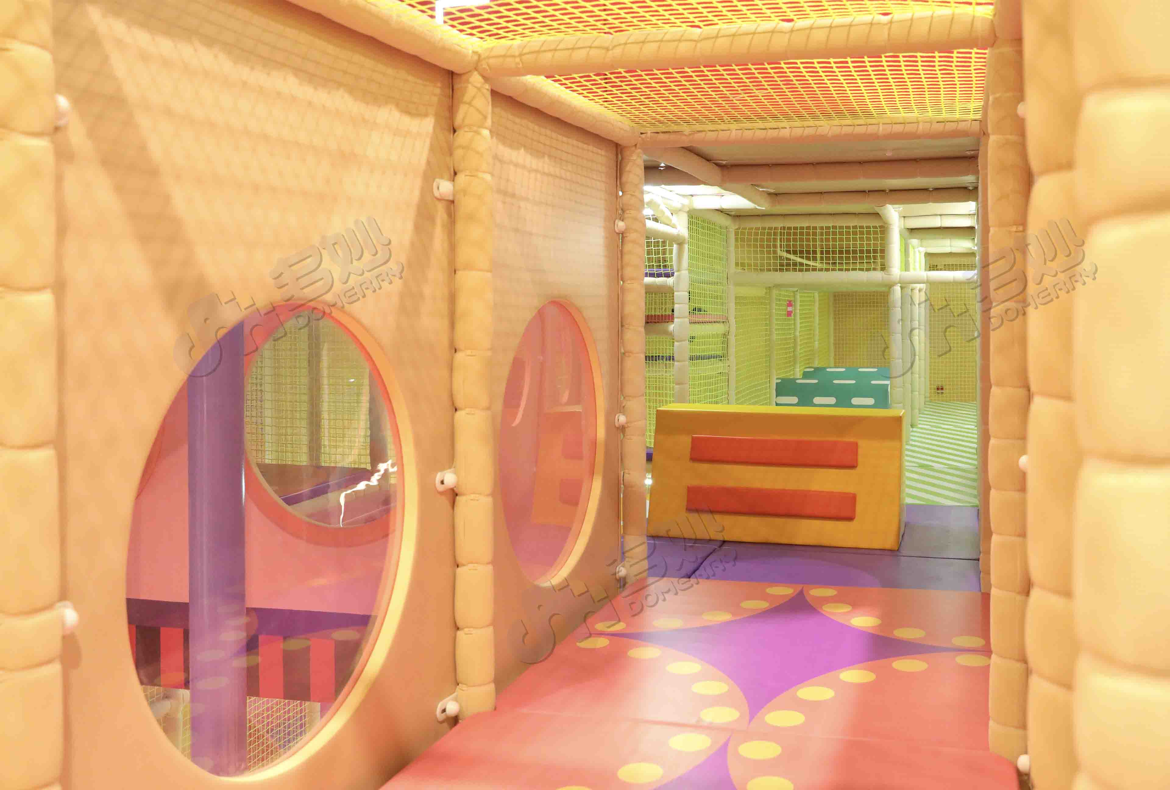 Centro de jogos com tema circense colorido