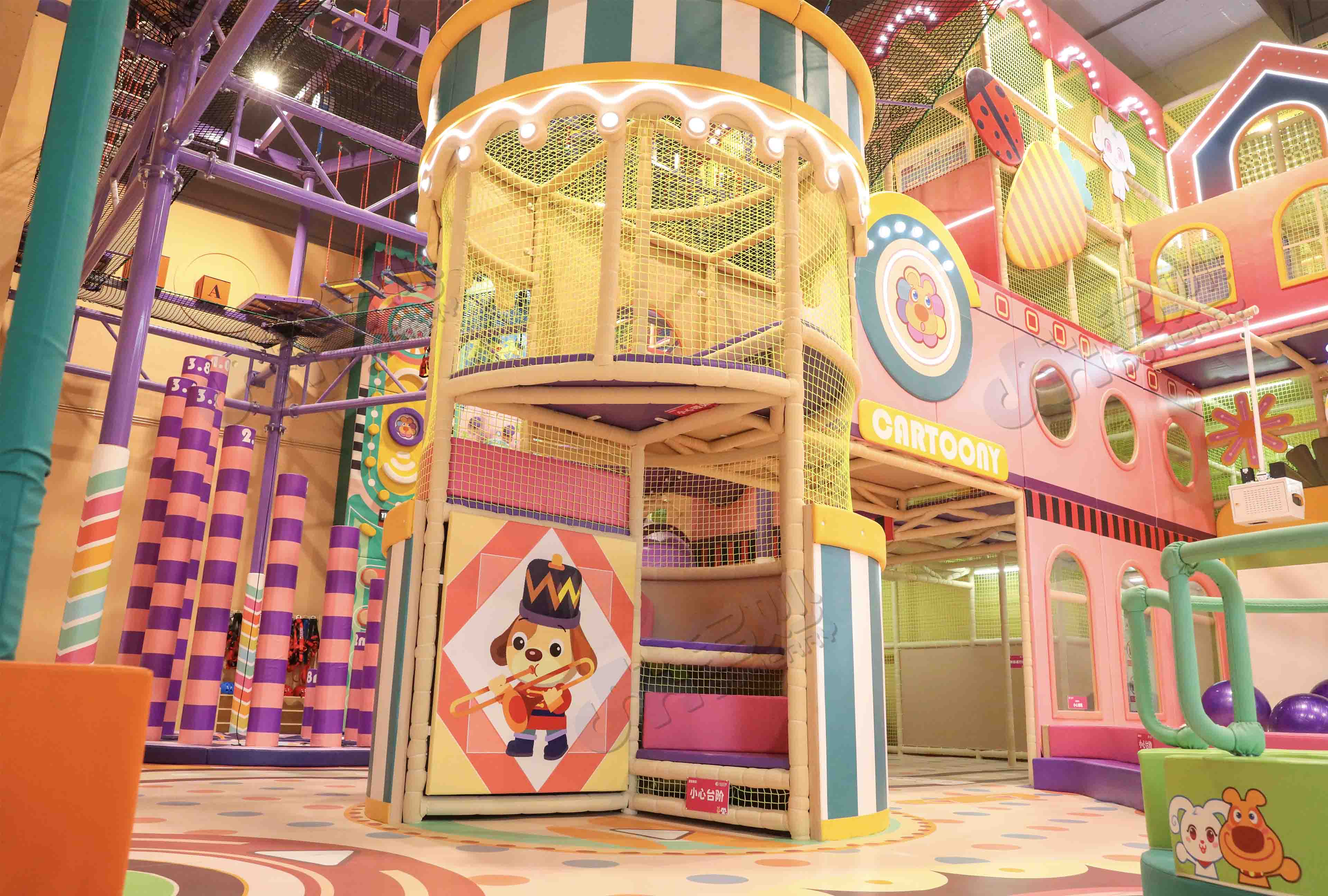 Centro de jogos com tema circense colorido