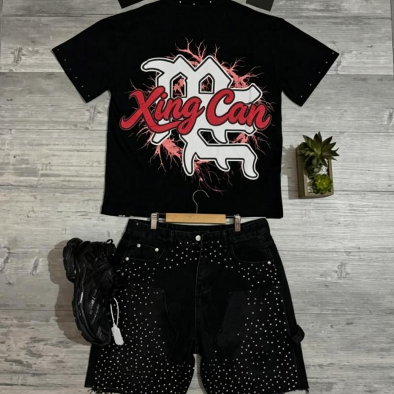 Brugerdefineret vintage street-look T-shirt til mænd med nitter, strass og håndklippet rå kant samt jeansshorts; brugerdefineret DTG-print eller broderimønster