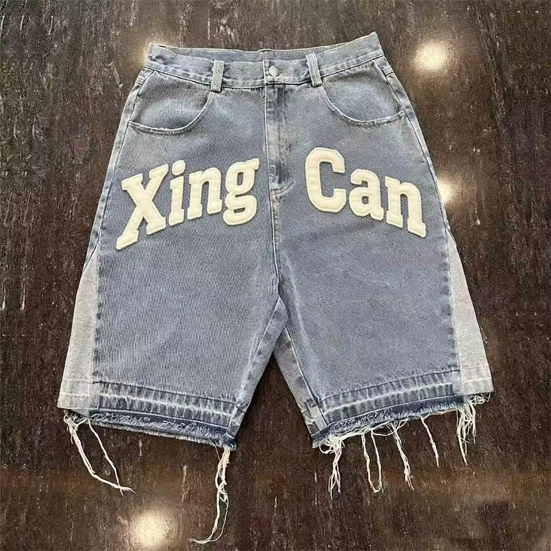 Niestandardowe krótkie spodenki jeansowe (jorts) w stylu streetwear z haftowanymi aplikacjami, surowym podginaniem brzegów, niszczonymi krawędziami, z efektem kwasowego wybielenia i zniszczeniami, dla mężczyzn