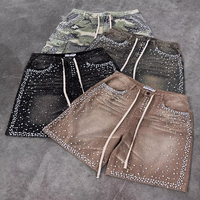 Dostosowane spodenki dżinsowe w stylu streetwear z efektem zużycia, haftowanymi naszywkami i kryształkami rhinestone, rozszerzające się ku dołowi (jorts), męskie spodenki dżinsowe