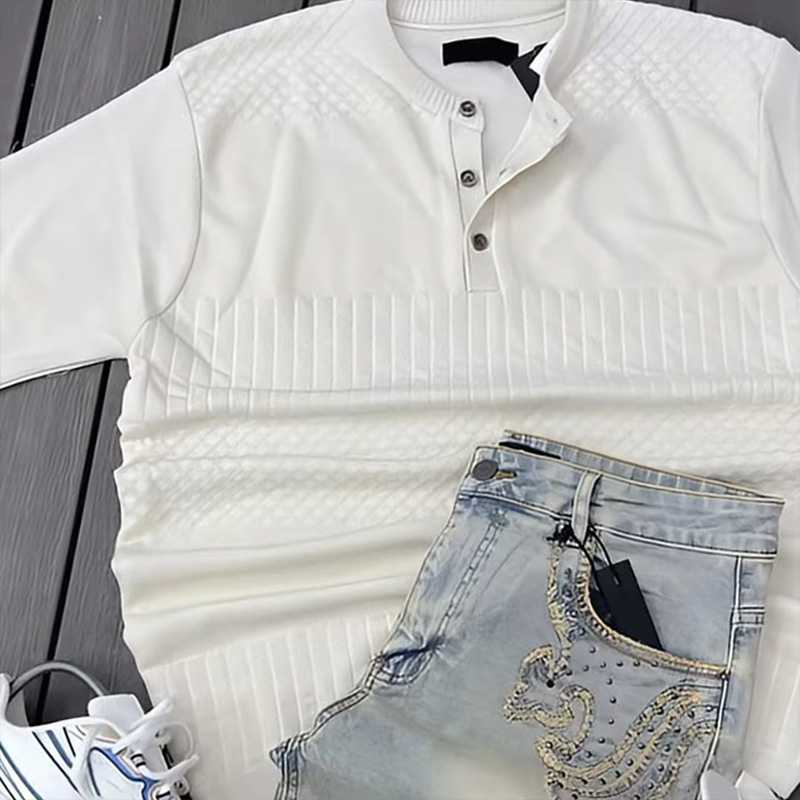Fabriks-tilpasset 100 % bomuld streetstylesæt: DTG-digitalprint-T-shirt og shorts, tilpasselig med varmefikserede rhinestones og broderi