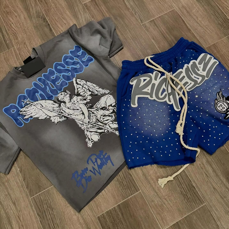 Brugerdefineret herres vintage acid wash short sleeve tracksuit med powder puff print, strass & silkskærmprint streetwear t-shirt set, MOQ 30 styk