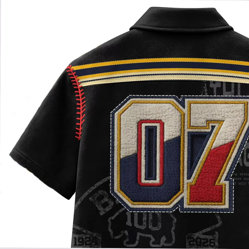 Niestandardowa męska retro koszulka baseballowa w stylu ulicznym z krótkimi rękawami, z blokami kolorów i paskami, z numerem oraz naszywką haftowanymi z grubej wełny chenille, możliwość personalizacji.