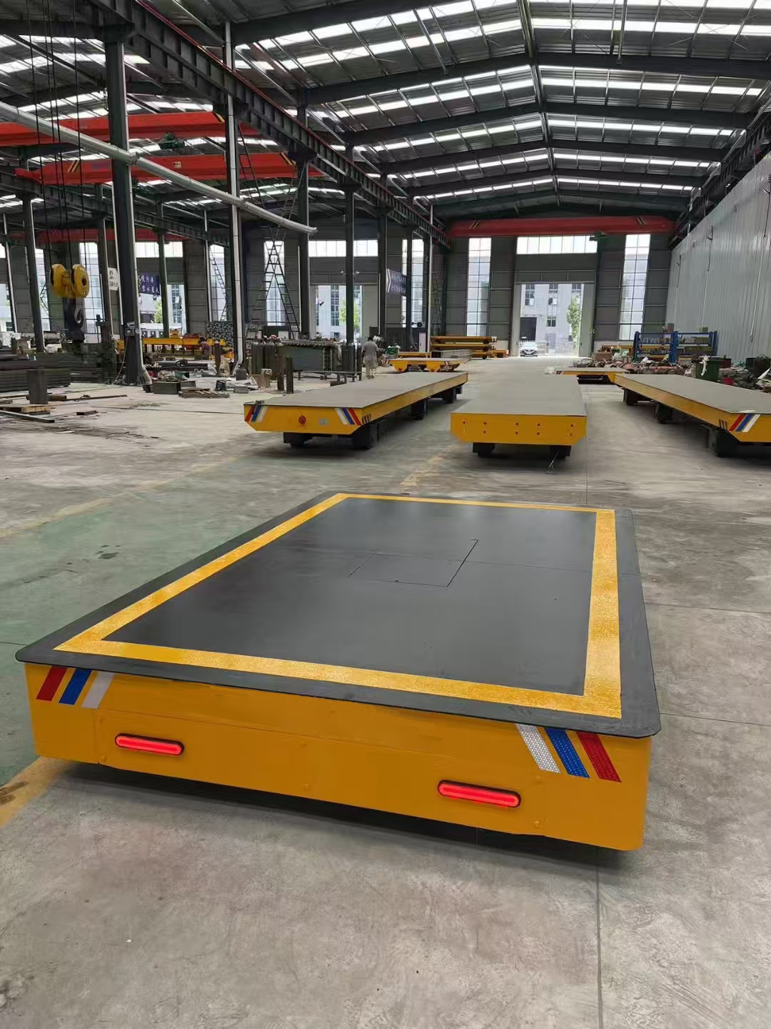 Why trackless electric flat car is popular in factory material transportation?
