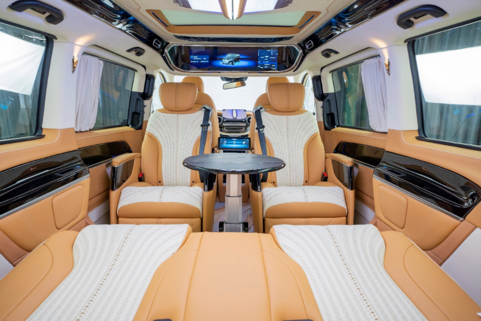 Discover How Multi-Screen Linkage Transforms Your Mercedes-Benz Van into a High-Tech Hub