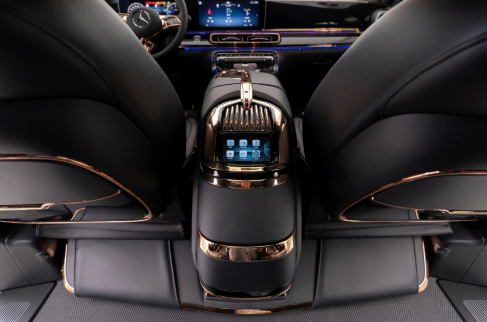Revolutionizing Luxury Van Entertainment: The Space-Saving Innovation of Shenzer’s Floating Roof-Mounted Television