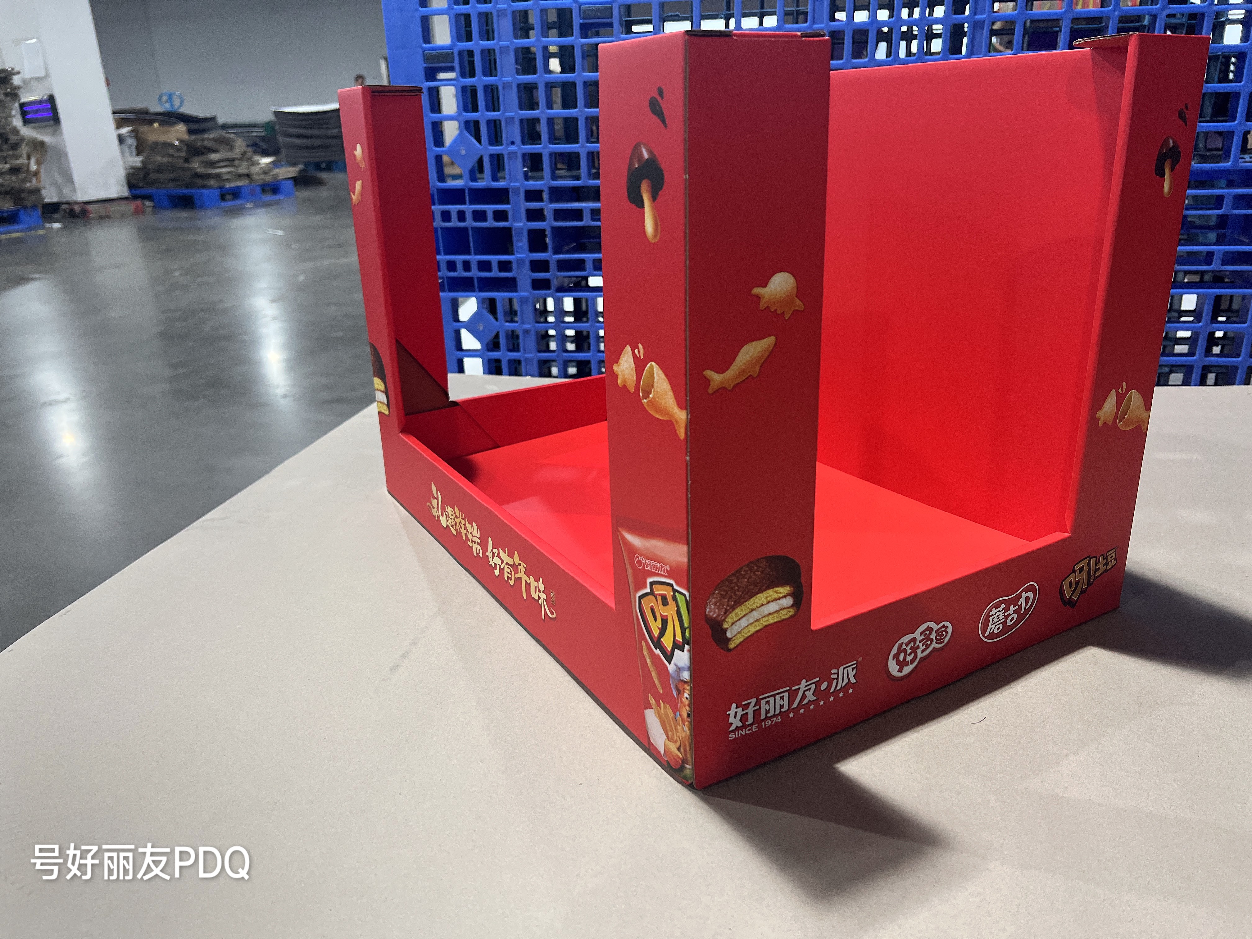What are the key types of retail display for different spaces?