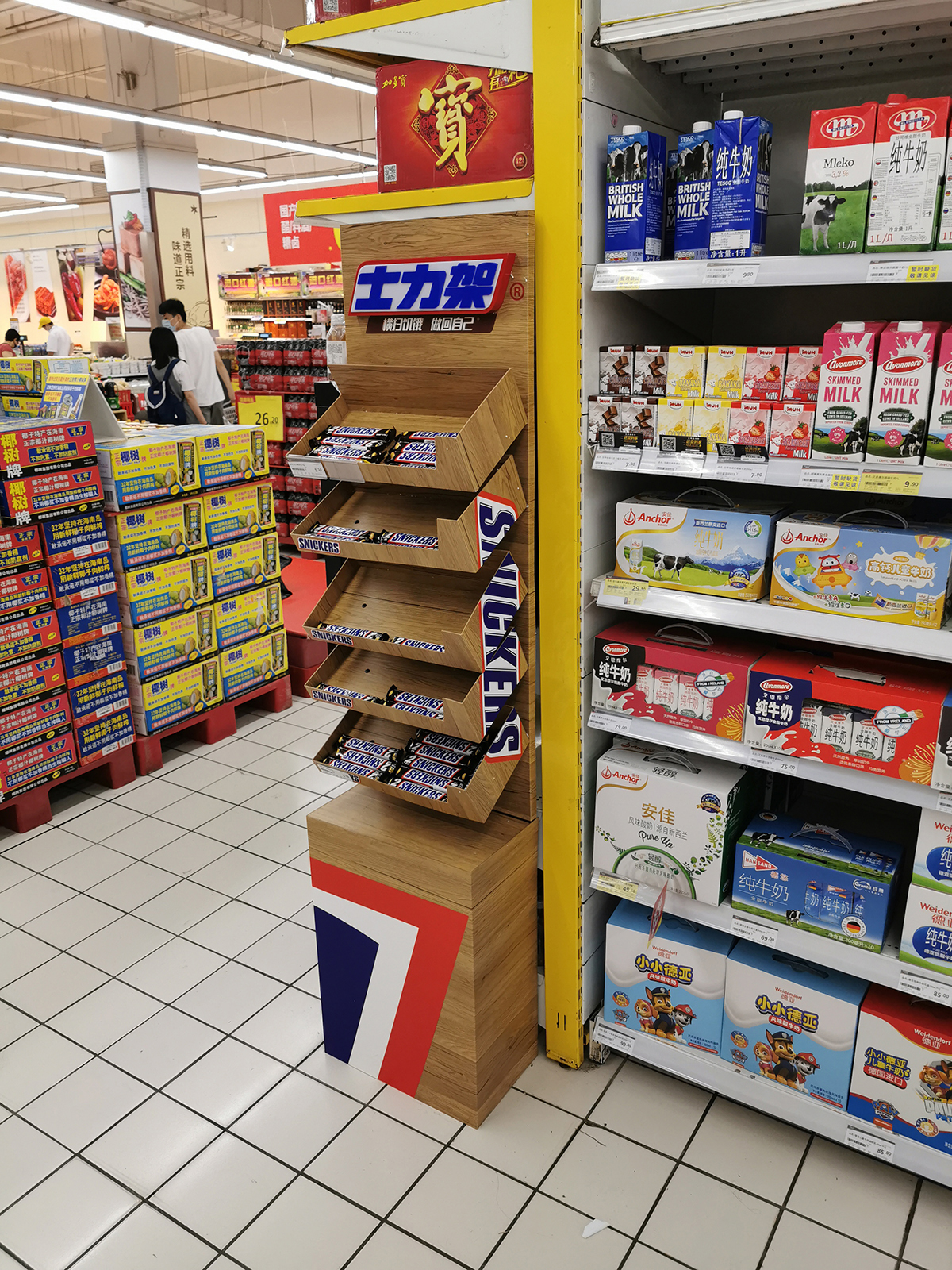 Acrylic vs Metal Display Stands: Which Retail Solution Fits Your Project?