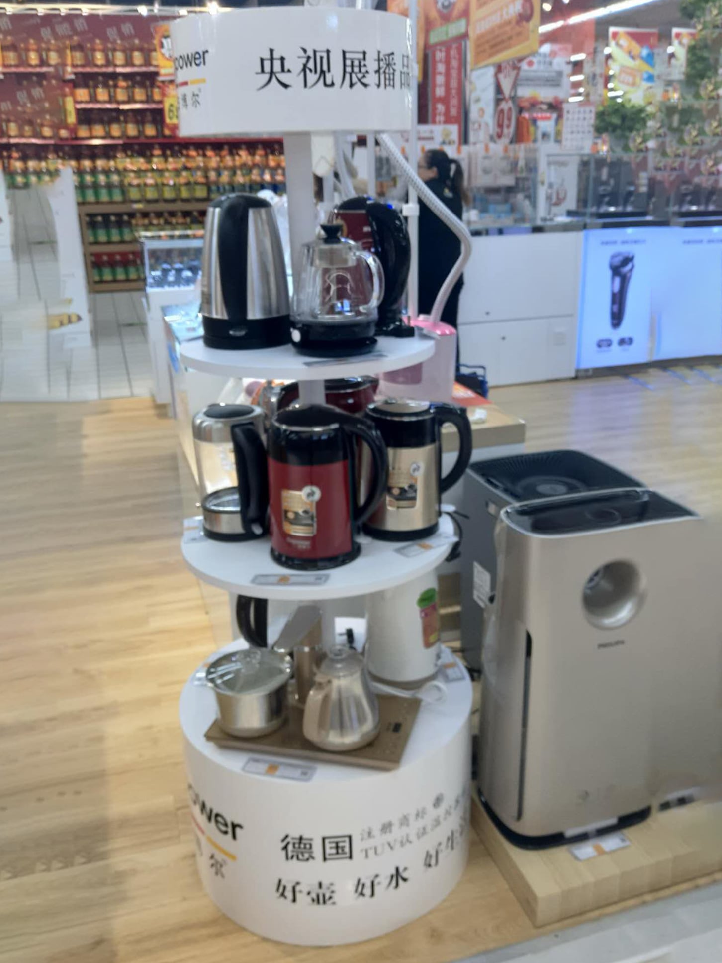 2025 Retail Display Trends: Innovative Hanging Display Stand Solutions