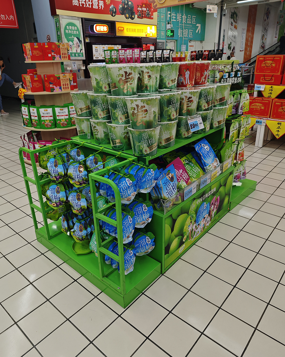 What snack display solutions work for small retail spaces?