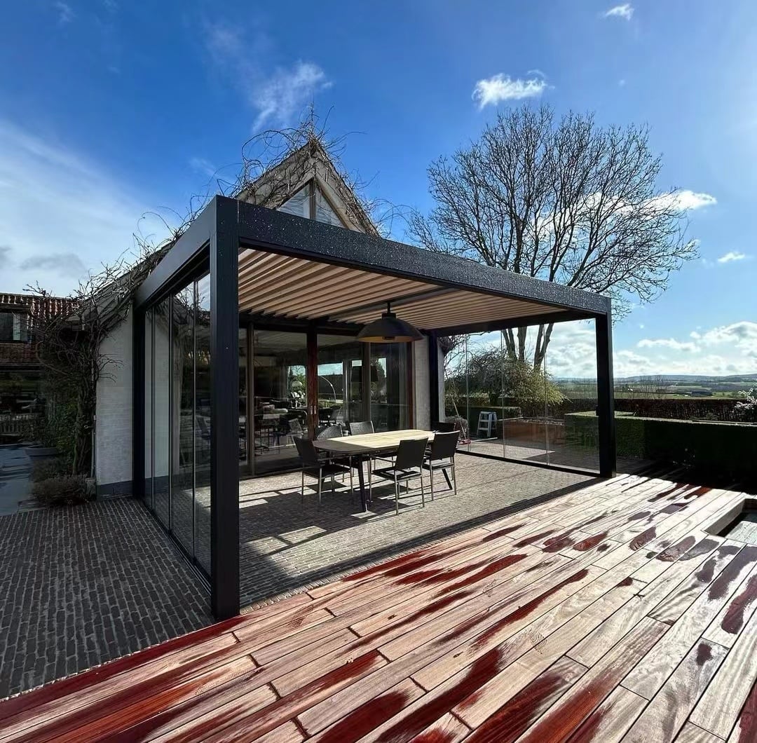 Aluminium Pergola fjernbetjening til baggårde tilpasset solskærm rammeløs skydedør havebrug natur udendørs