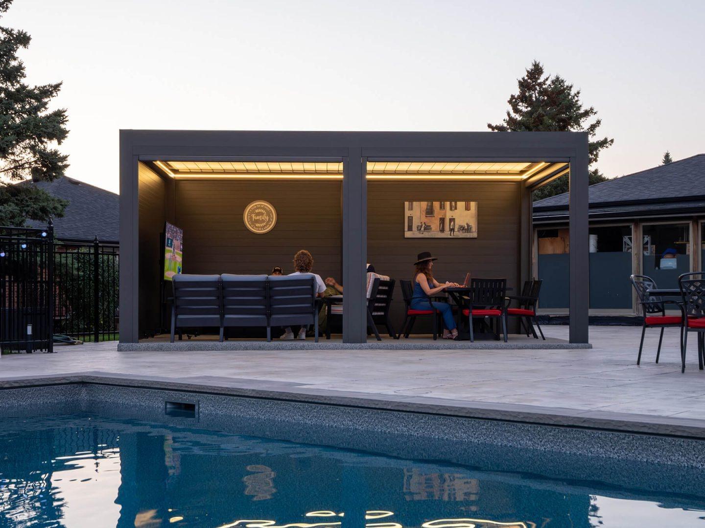 Outdoor Freestanding Retractable Pergola with Adjustable Louvers and Waterproof Sun Shade Canopy