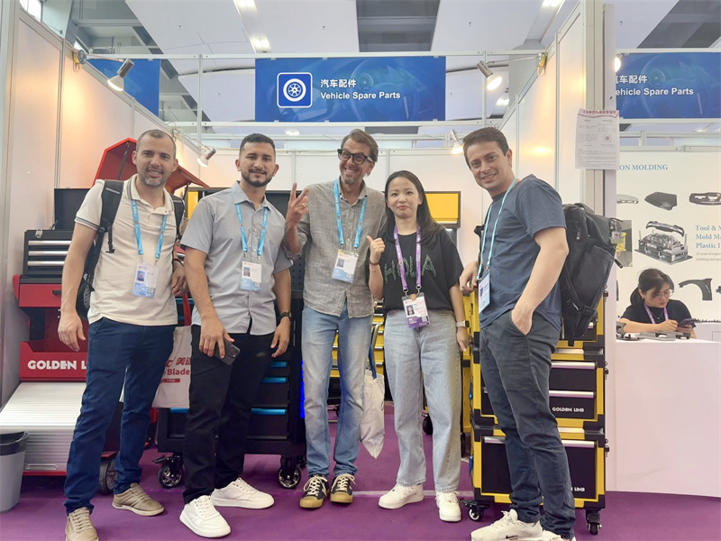 Goldenline Shines at the Canton Fair, Showcasing Innovative Tool Cabinets to Global Buyers