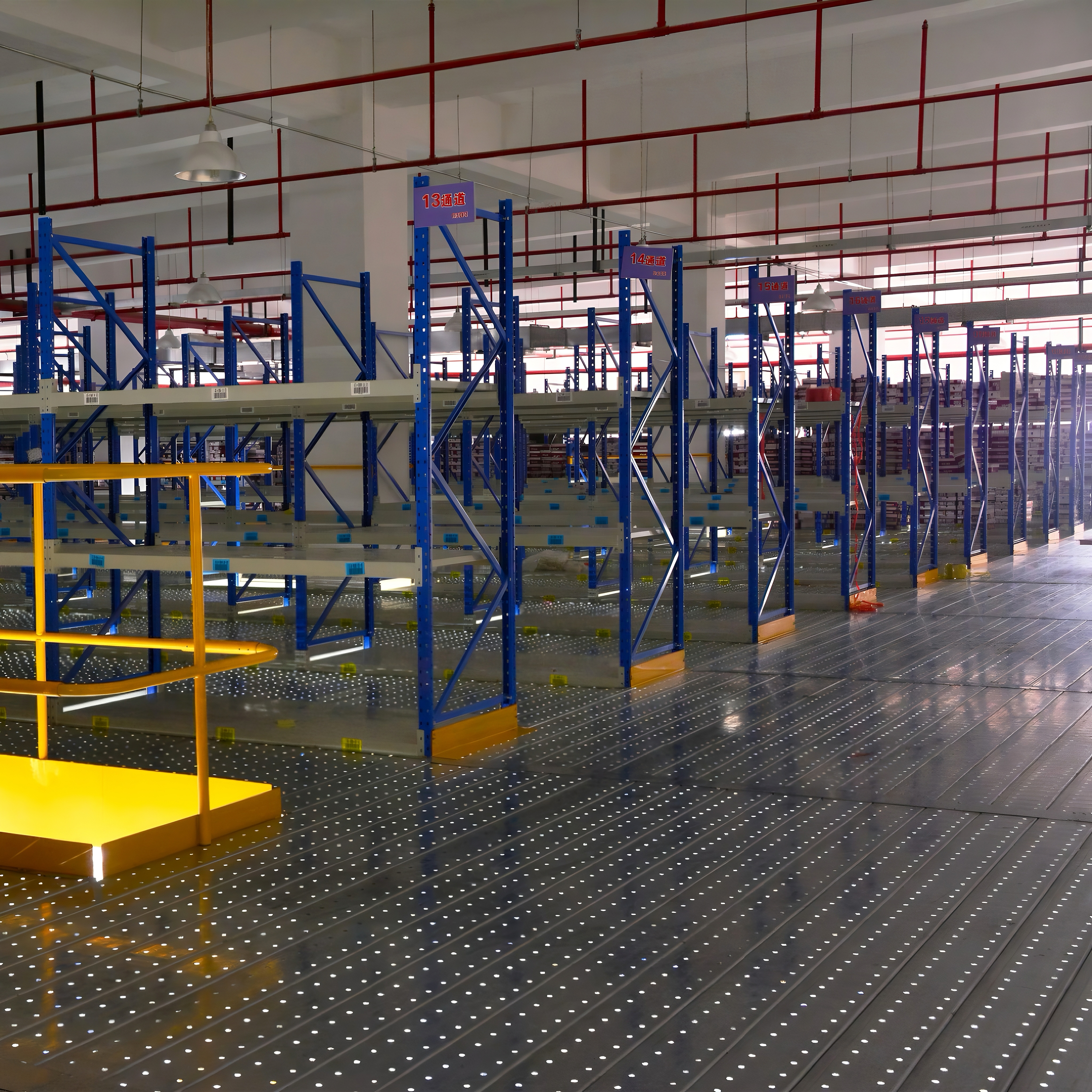 Soluzioni personalizzate di mezzanine in acciaio per la tua azienda