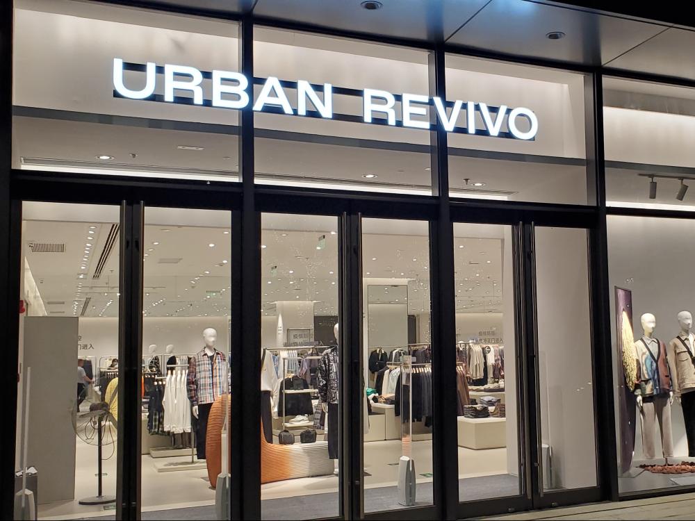 Customized Retail Display Solutions for UR