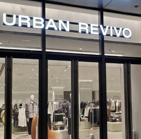 What Are the Benefits of Using a Custom Display for Your Products?