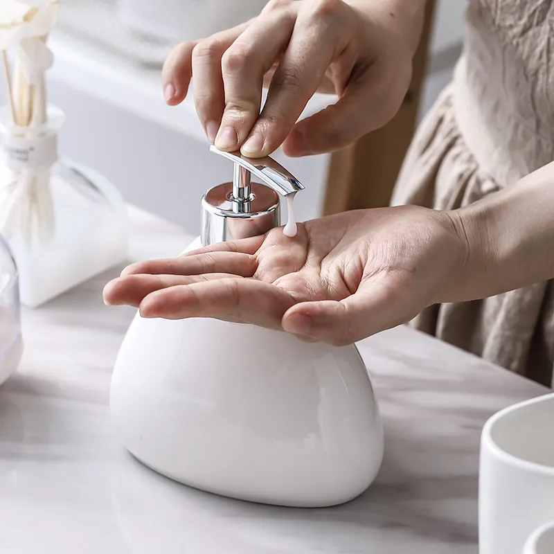 Porcelain Bathroom Accessory Set details