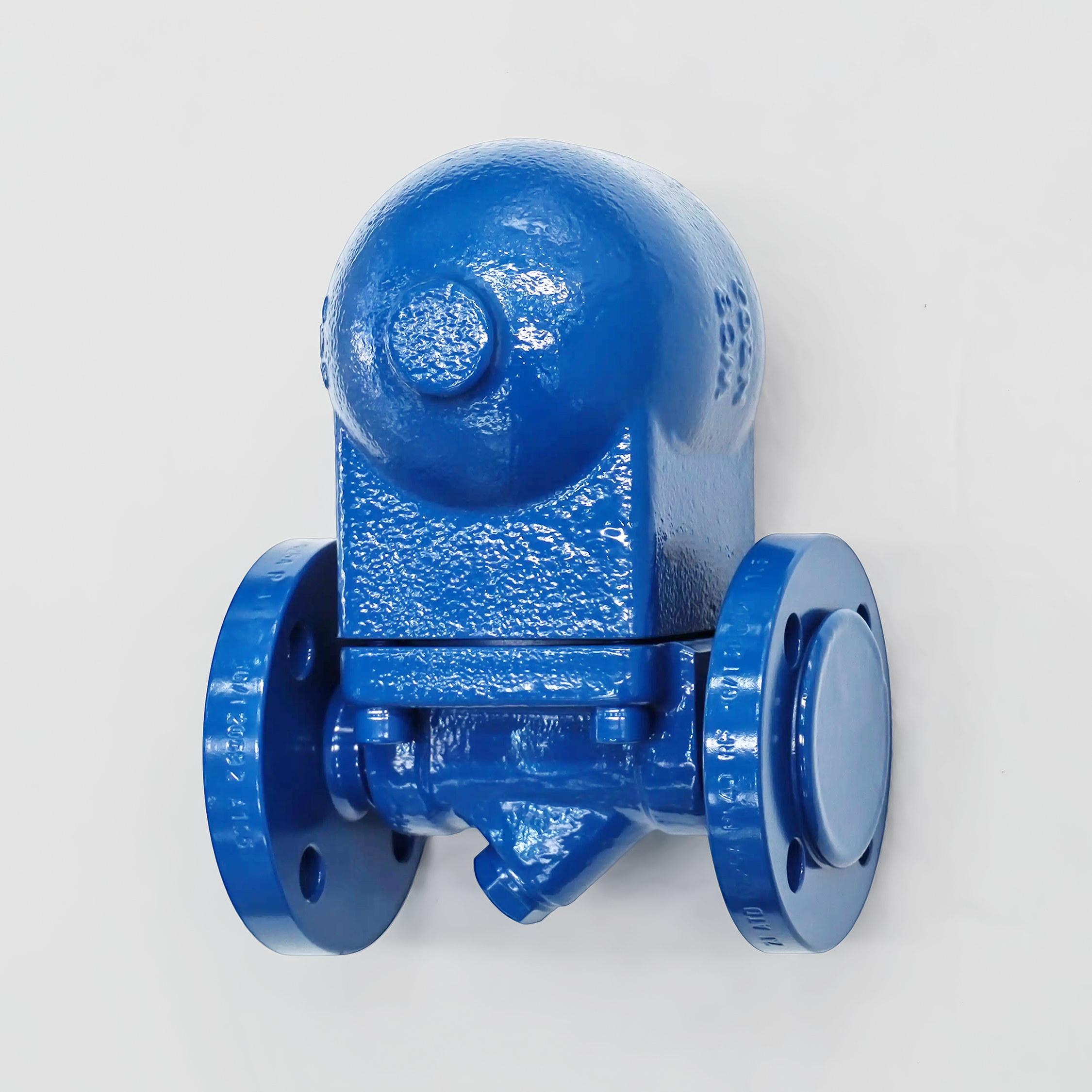 How does a float steam trap handle variable condensate flow efficiently?