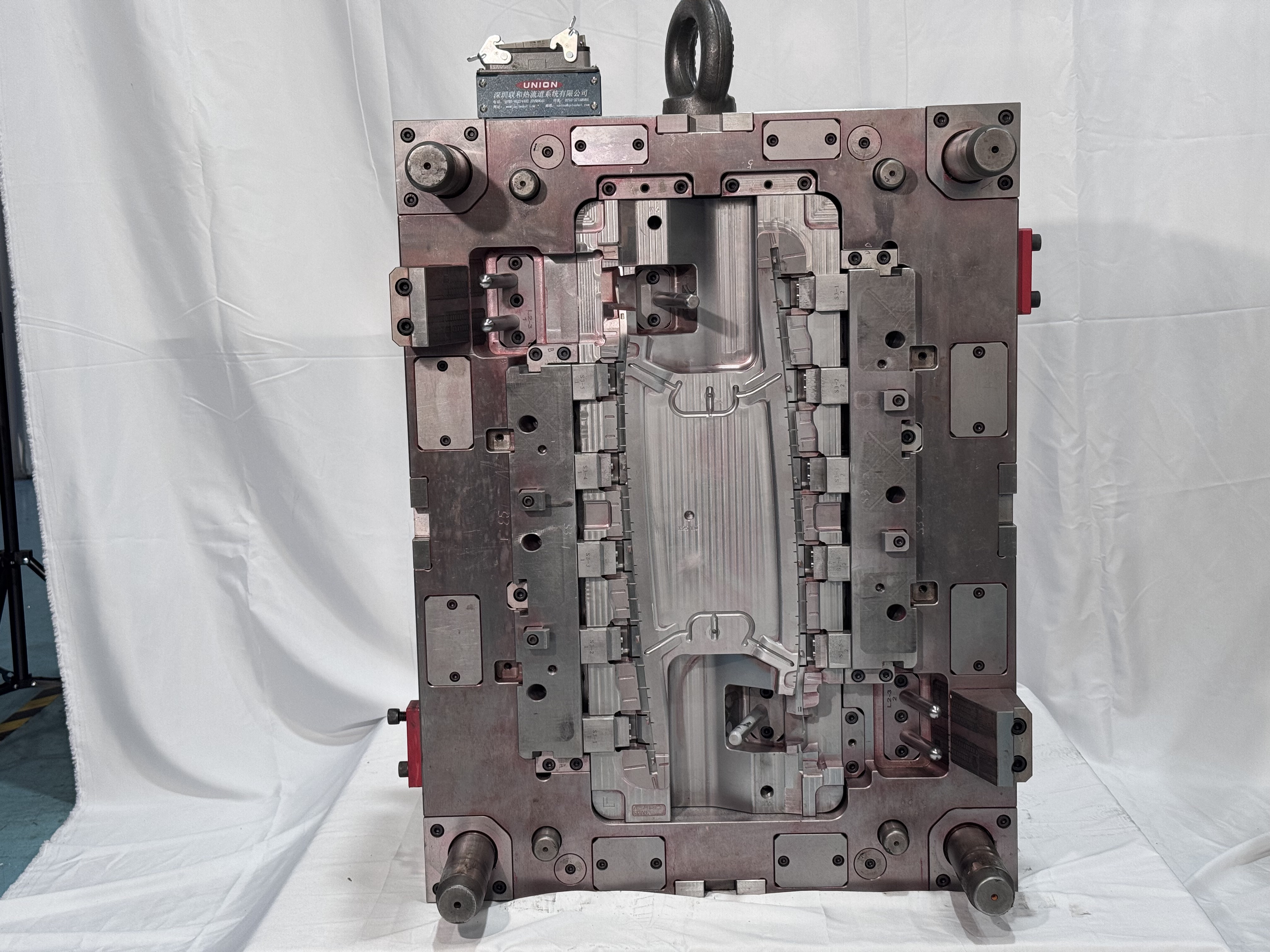 Why Do Manufacturers Invest in Custom Plastic Mold for Unique Designs?
