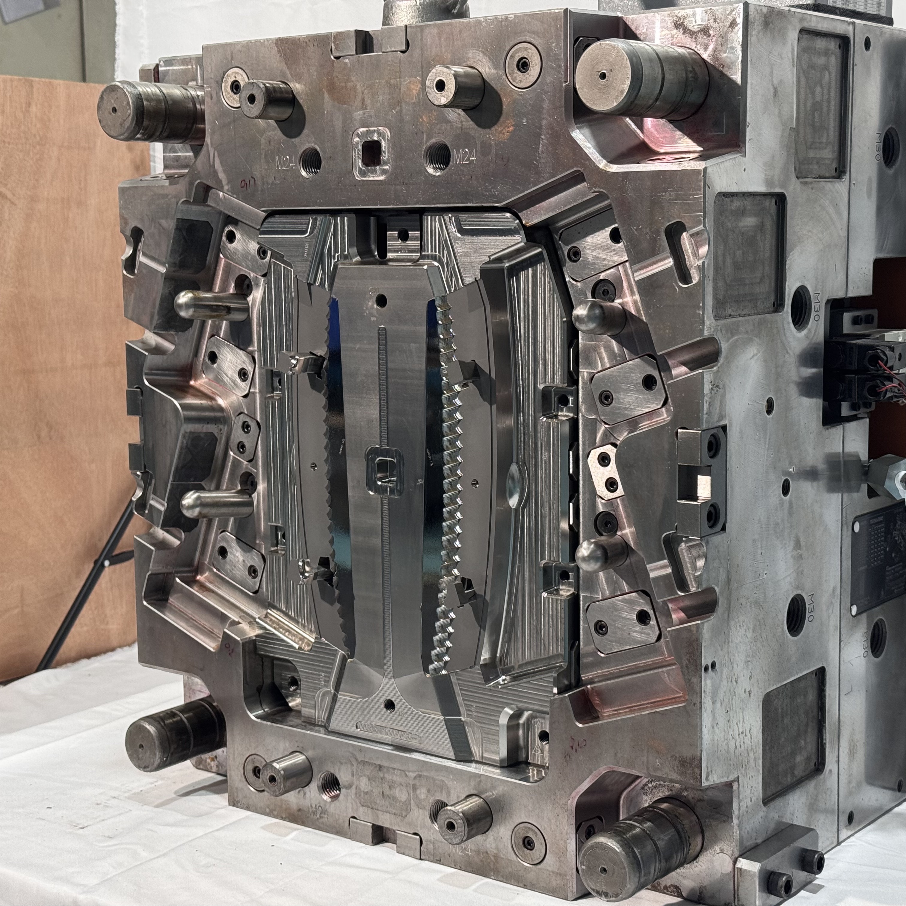 How to choose reliable suppliers for custom plastic injection molding?