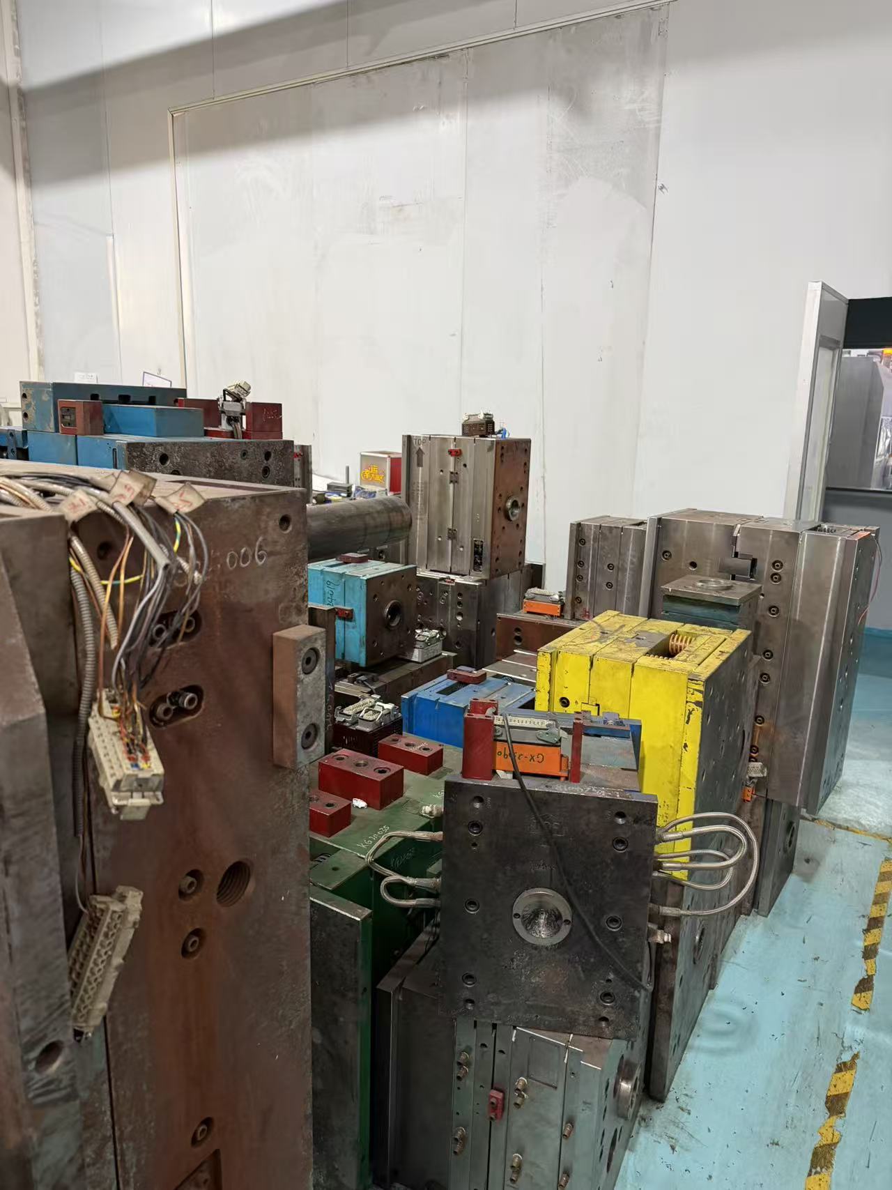What advantages does a plastic molding company provide to B2B buyers?