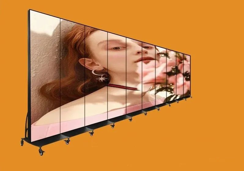 Come gli Schermi LED Poster Stanno Rivoluzionando la Pubblicità