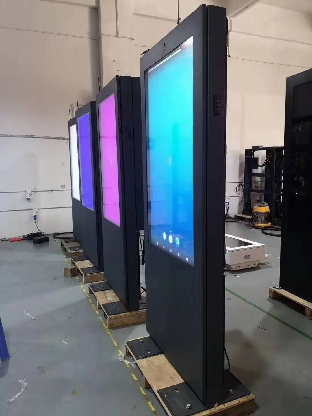 What Protective Functions Should Outdoor Advertising Machines Have?
